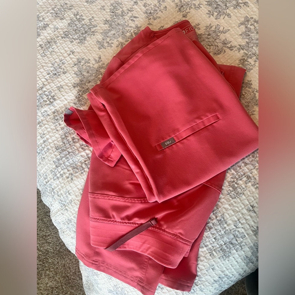 Figs women’s scrubs. Size petite large. Gently used without damage